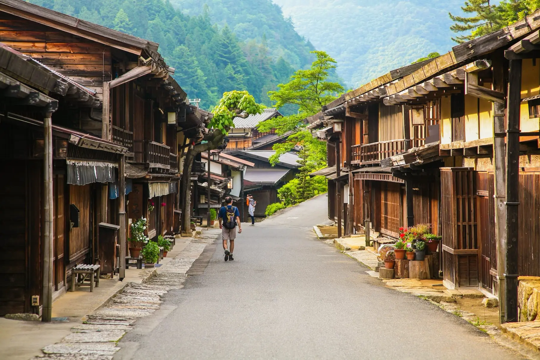 Vandrare i Tsumago under vandringsresa längs Nakasendoleden