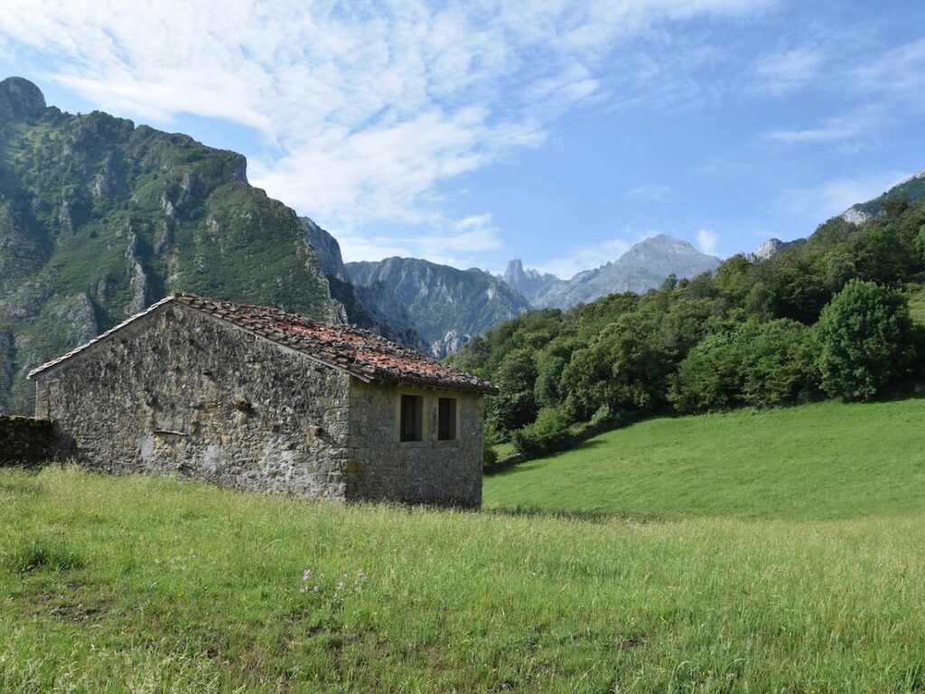 Landskap med hus utanför Arenas de Cabrales under vandring i Picos de Europa