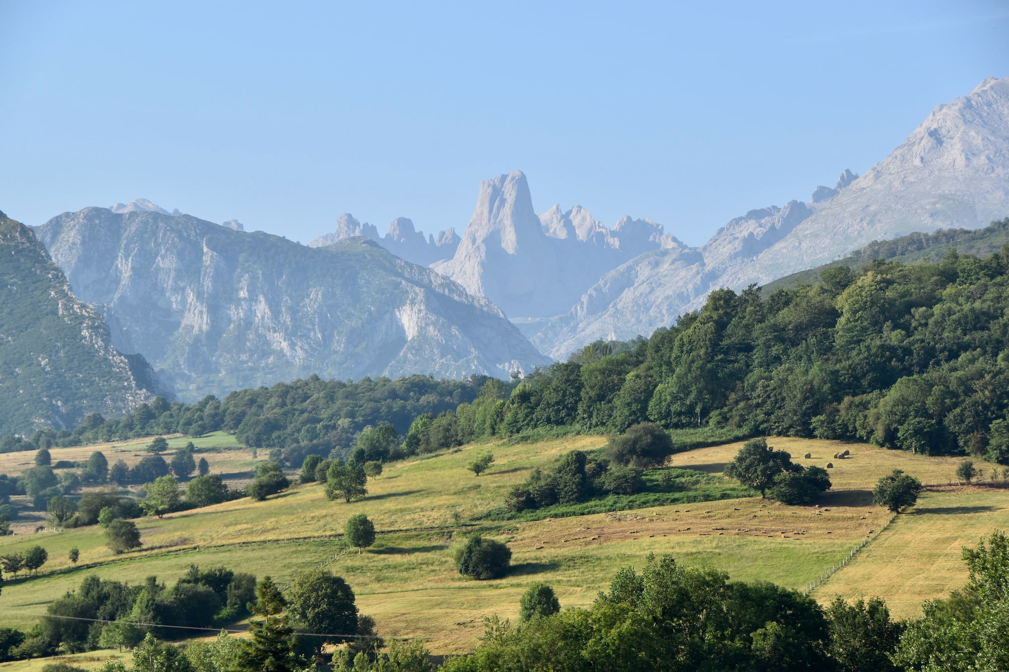 Utsikt mot Pico de Urriellu under vandringsresa i Picos de Europa