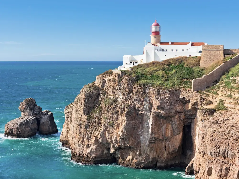 Utsikt mot fyren vid Cabo de Sao Vicente under vandringsresa i Algarve