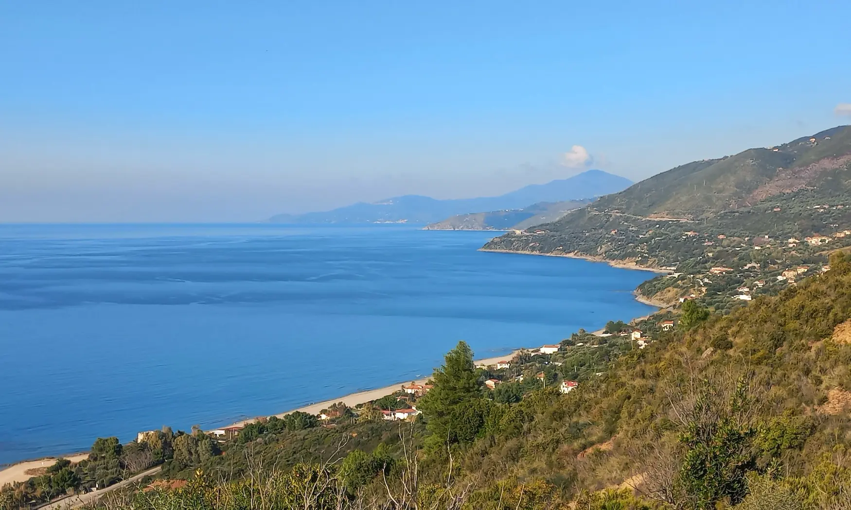 Kustlandskap i Cilento, Italien, med hav, berg och bebyggelse längs kusten.