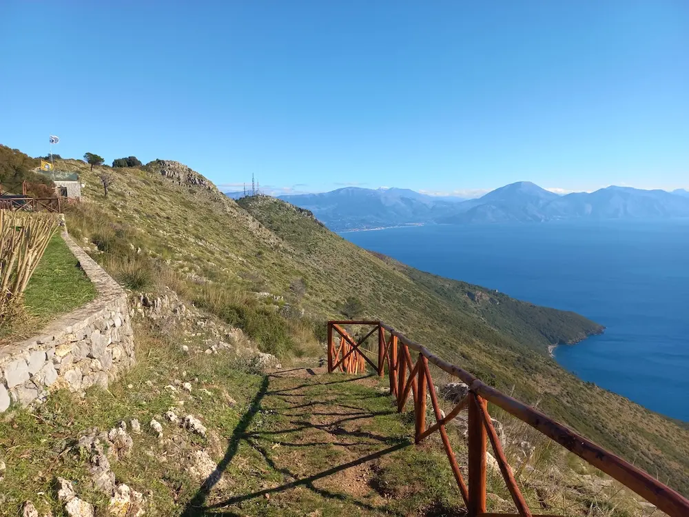 Vandringsled med räcke längs kusten i Cilento